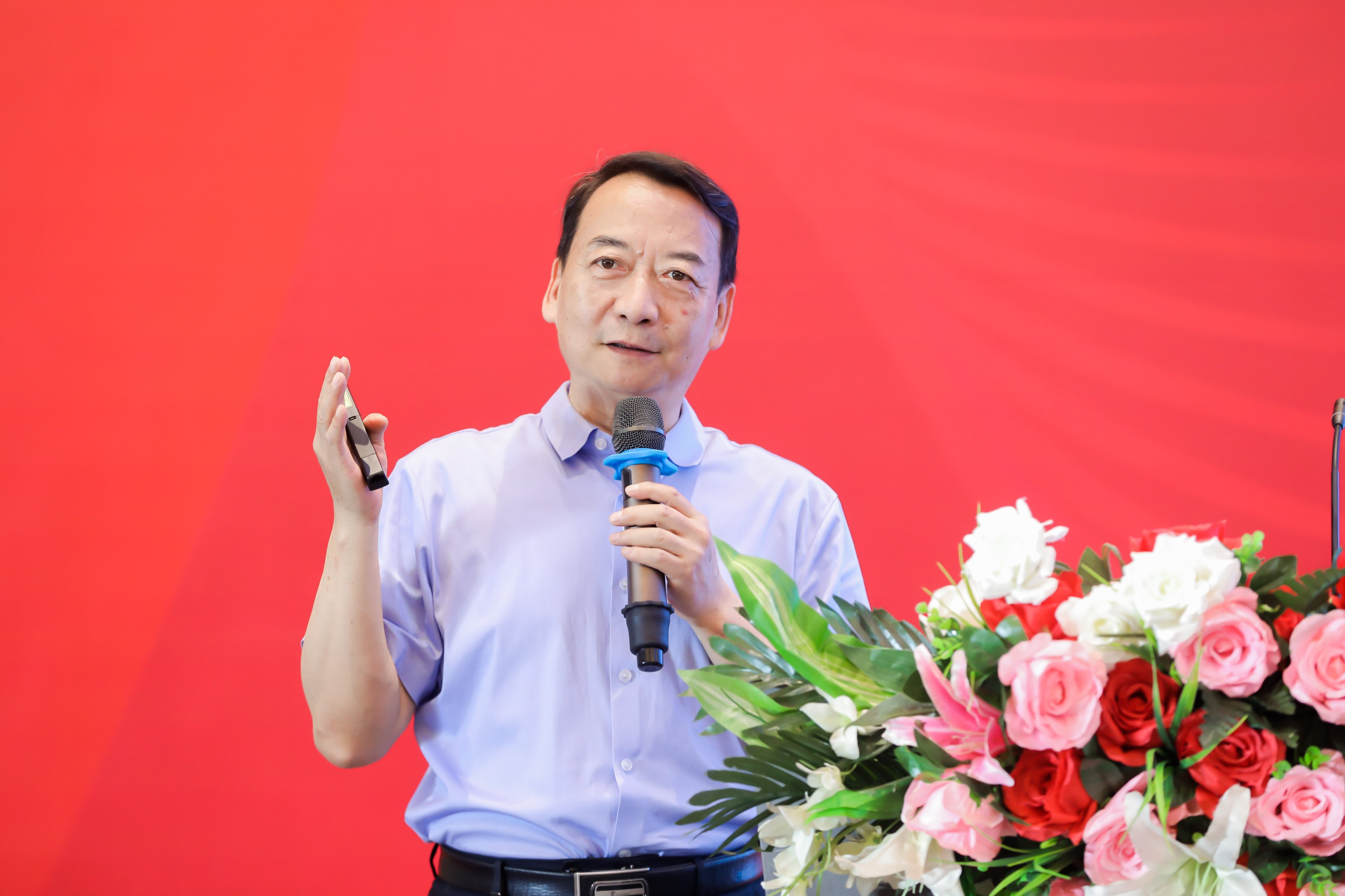 杨汉春.jpg